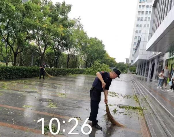 C:/Users/BA/Desktop/風(fēng)雨過后南京保安迅速行動，恢復(fù)安“寧”面貌/5.jpg5